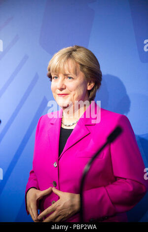 AMSTERDAM, NIEDERLANDE - Jun 1, 2015: Angela Merkel, Deutsche cancelloe, im Madame Tussauds Museum in Amsterdam. Marie Tussaud wurde als Marie Gro geboren Stockfoto