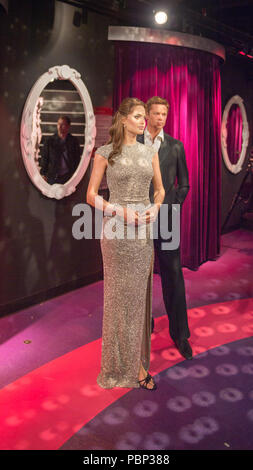 AMSTERDAM, NIEDERLANDE - Jun 1, 2015: Angelina Jolie und Brad Pitt, Madame Tussauds Museum in Amsterdam. Marie Tussaud wurde als Marie Grosholtz in geboren Stockfoto