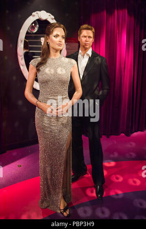 AMSTERDAM, NIEDERLANDE - Jun 1, 2015: Angelina Jolie und Brad Pitt, Madame Tussauds Museum in Amsterdam. Marie Tussaud wurde als Marie Grosholtz in geboren Stockfoto