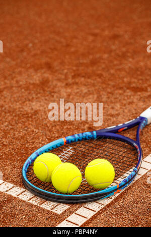 Nahaufnahme von Tennisschläger und Bällen auf dem Sandplatz-tennis Stockfoto