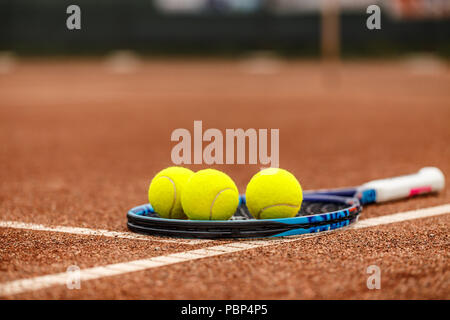 Tennisschläger und Bälle auf dem Tennisplatz Stockfoto
