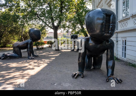 David Cerny krabbeln Babys vor dem Eingang zum Museum Kampa, Prag Stockfoto