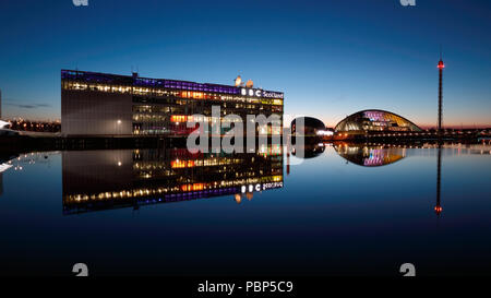 Glasgow Fluss Clyde Reflexionen in der Dämmerung Stockfoto