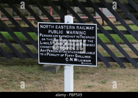 North Eastern Railway Gusseisen Warnschild neben der North Yorkshire Moors Railway Stockfoto