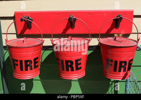 Feuer Eimer auf der Plattform von Pickering, North Yorkshire Moore Bahn Stockfoto