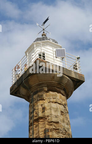 Whitby West Pier Leuchtturm Stockfoto