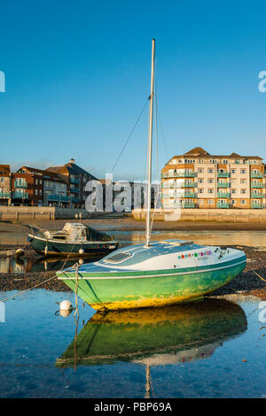 Boote auf dem Fluss Adur, Shoreham-by-Sea, West Sussex, England. Stockfoto