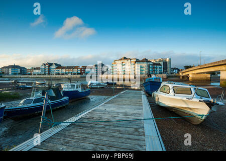 Boote auf dem Fluss Adur in Shoreham-by-Sea, West Sussex, England. Stockfoto