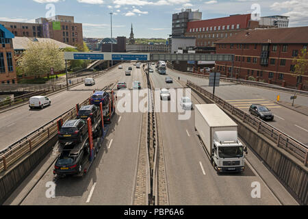 Zentrale Autobahn, Newcastle mit Pkw, Lkw und Pkw Transporter Stockfoto