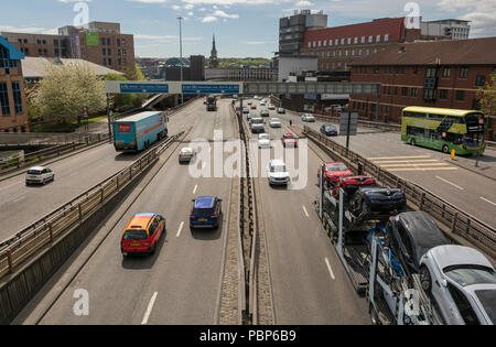 Zentrale Autobahn, Newcastle mit Pkw, Lkw und Pkw Transporter Stockfoto