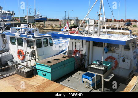 Blick auf die Fischerboote im Hafen in Cheticamp, ein hübsches Fischerdorf auf dem Cabot Trail, Western Shore von Cape Breton Island, Nova Scotia. Stockfoto