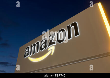 Beleuchtete Schilder an der Amazon Fulfillment Center in Warrington, Großbritannien. Stockfoto