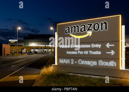 Beleuchtete Schilder an der Amazon Fulfillment Center in Warrington, Großbritannien. Stockfoto