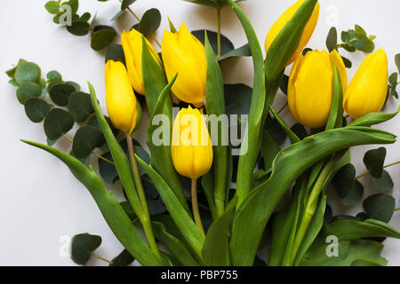 Schöne gelbe Tulpen auf einem weißen Tisch Stockfoto
