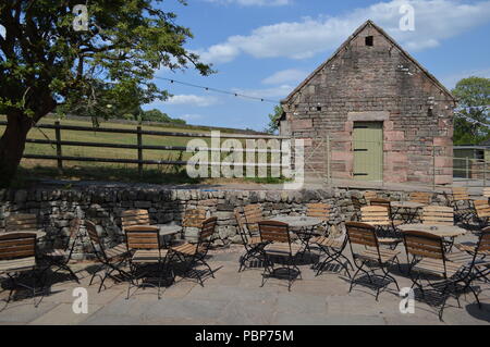 Stühle und Tische auf einer Hochzeitsfeier in Staffordshire, Großbritannien Stockfoto