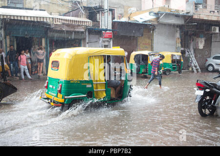 Auto-rikscha in schweren Monsunregen in Neu Delhi Indien. Stockfoto