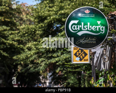 Belgrad, SERBIEN - Juli 11, 2018: das Logo von Carlsberg auf eine Bar mit seinen unverwechselbaren visuellen. Carlsberg ist ein dänischer Licht Pilsner Bier in Zusammenarbeit Stockfoto