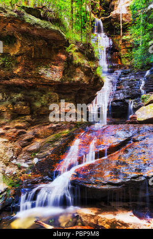 Erodiert Sandsteinfelsen um Kaiserin fällt Wasserfall in den australischen Blue Mountains dampfenden in Tal der Gewässer tief in einem Nebenfluß der immergrünen Regen-Fo Stockfoto