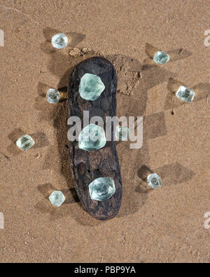 Grüne Fluorit Oktaeder natürliche Kristalle am Strand bei Sonnenaufgang. Stockfoto