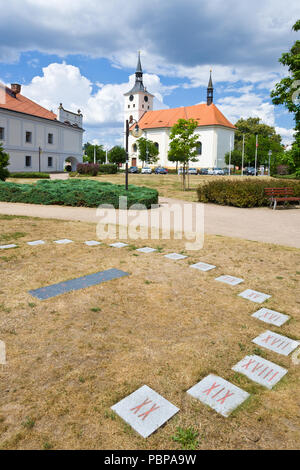 Masarykovo Namesti - kostel ein RADNICE, lázne Bohdanec, Pardubicky kraj, Česká republika/Rathaus und Kirche, lázne Bohdanec, Spa Resort, Pardubice Stockfoto