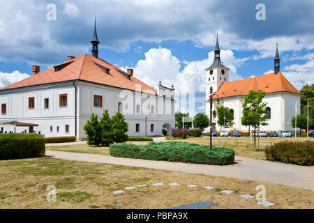 Masarykovo Namesti - kostel ein RADNICE, lázne Bohdanec, Pardubicky kraj, Česká republika/Rathaus und Kirche, lázne Bohdanec, Spa Resort, Pardubice Stockfoto