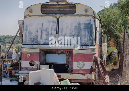 Alte vintage rusty Linienbus auf der Insel Rhodos (Griechenland) Stockfoto