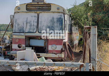 Alte vintage rusty Linienbus auf der Insel Rhodos (Griechenland) Stockfoto