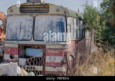 Alte vintage Linienbus mit einer rostigen Gitter auf Barriere auf der Insel Rhodos (Griechenland) Stockfoto