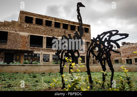 Eine Skulptur ziert die Victoria Yards Projekt Verbesserung in Lorentzille, eine östliche Innenstadt Vorort von Johannesburg, Südafrika Stockfoto