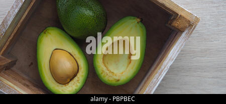 Frische Avocado in der Schublade, Platz für Text, Diäten, sauber essen, vegetarisch, vegan, Fitness, gesunder Lebensstil Konzept Stockfoto