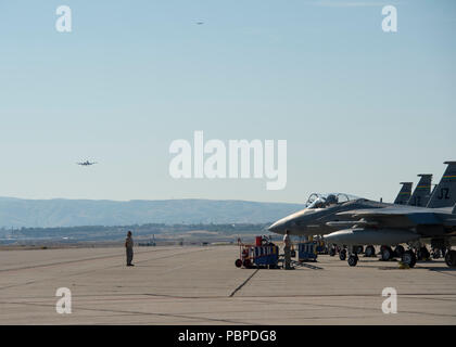 Zwei A-10 Thunderbolt IIs vom 190 Fighter Squadron aus gowen Field, Boise, Idaho am 19. Juli 2018 Während der F-15 Cs an den 122 Fighter Squadron zugeordnet, 159 Fighter Wing, Naval Air Station gemeinsame Reserve Base New Orleans, Louisiana warten auf ein Taxi. Die beiden Fighter squadrons sind Ausbildung in südlichen Idaho und Üben unterschiedlicher Air Combat Training. (U.S. Air National Guard Foto von Master Sgt. Joshua C. Allmaras) Stockfoto