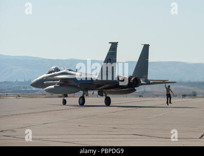 Eine F-15C an die 122 Fighter Squadron, 159 Fighter Wing, Naval Air Station gemeinsame Reserve Base New Orleans, Louisiana zugeordnet, Taxis an gowen Field, Boise, Idaho am 19. Juli 2018. Die 122 FS ist in Boise Training mit 190 der 124 Fighter Wing Fighter Squadron A-10 Thunderbolt II. (U.S. Air National Guard Foto von Master Sgt. Joshua C. Allmaras) Stockfoto