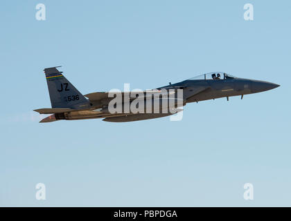 Eine F-15C an die 122 Fighter Squadron, 159 Fighter Wing, Naval Air Station gemeinsame Reserve Base New Orleans, Louisiana, zieht aus gowen Field, Boise, Idaho am 19. Juli 2018. Die 122 FS ist in Boise Training mit 190 der 124 Fighter Wing Fighter Squadron A-10 Thunderbolt II. (U.S. Air National Guard Foto von Master Sgt. Joshua C. Allmaras) Stockfoto