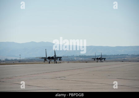 F-15 Cs an den 122 Fighter Squadron zugeordnet, 159 Fighter Wing, Naval Air Station gemeinsame Reserve Base New Orleans, Louisiana, taxi Gowen Field, Boise, Idaho am 19. Juli 2018. Die 122 FS ist in Boise Training mit 190 der 124 Fighter Wing Fighter Squadron A-10 Thunderbolt II. (U.S. Air National Guard Foto von Master Sgt. Joshua C. Allmaras) (U.S. Air National Guard Foto von Master Sgt. Joshua C. Allmaras) Stockfoto