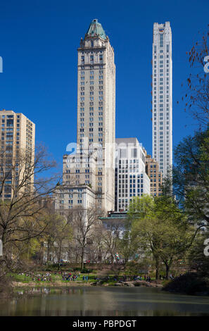 Auf der Suche nach New York City's Upper East Side über "Der Teich" im Central Park. Stockfoto