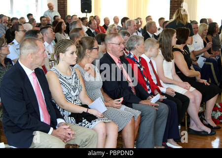 Generalmajor William H. Grahams Familie (vordere Reihe) von Pennsylvania und Ohio gereist, um die US-Armee Korps der Ingenieure North Atlantic Division Change-of-Befehl Zeremonie am Fort Hamilton Community Club in Brooklyn, New York am 19. Juli 2018 zu besuchen. Stockfoto