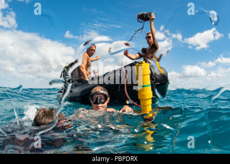 180719-N-CW 570-2001 Mamala Bay, Hawaii (19 Juli 2018) Seabees Underwater Bau Team (UCT) 2 und der Royal Australian Navy Abstand Taucher führt Underwater Demolition Operationen in Mamala Bay während des Pacific Rim (Rimpac) Übung, Juli 19 zugeordnet. 25 Nationen, 46 Schiffe, 5 U-Boote, über 200 Flugzeuge und 25.000 Angestellte beteiligen sich an Rimpac vom 27. Juni bis 2. August in und um die hawaiischen Inseln und Südkalifornien. Die weltweit größte internationale maritime Übung RIMPAC bietet eine einzigartige Ausbildung während der Förderung und Cooper Erhaltung Stockfoto