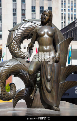 1936 Bronzestatue "Maiden" von Paul Manship gegossen in der Sunken Plaza, Rockefeller Center, Midtown Manhattan, New York. Stockfoto