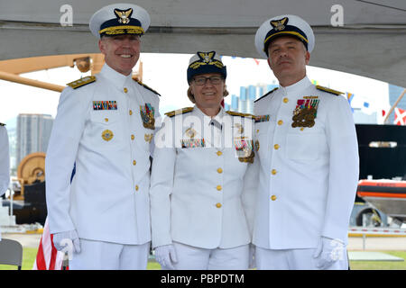 Hintere Adm. Kevin E. Lunday (links) mit Vice Adm. Linda Fagan (Mitte) und hinteren Adm. Brian K. Penoyer (rechts) stehen für ein Foto bei der Küstenwache 14. Bezirk Ändern des Befehls Zeremonie an der Coast Guard Base Honolulu, 19. Juli 2018. Im 14. Bezirk besteht aus Einheiten über dem Pazifik einschließlich der Hawaiianischen Inseln, Amerikanisch-Samoa, Guam, Saipan, Singapur und Japan. (U.S. Coast Guard Foto von Petty Officer 3. Klasse Matthew West/Freigegeben) Stockfoto