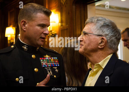 Oberst Terry Johnson, dem 12 Marine Corps Bezirk kommandierenden Offizier, spricht mit Dave Scholz, ein Fan der USA Rugby aus Santa Clara, Kalifornien, bei einem Empfang in San Francisco, 19. Juni 2018. Dieses Jahr, das Marine Corps nahmen an der Rugby World Cup Sevens im Rahmen der Partnerschaft mit den USA Rugby. Rugby Spieler neigen dazu, den Kampfgeist in Marinen und durch die Partnerschaft mit den USA Rugby, der nationale Vorstand für den Sport in Amerika, dem Marine Corps verkörperte zu teilen, werden einen breiten Querschnitt von High School und College - gealterte Rugby Spieler sowie eine ständig wachsende Einfluss net erreichen. Stockfoto