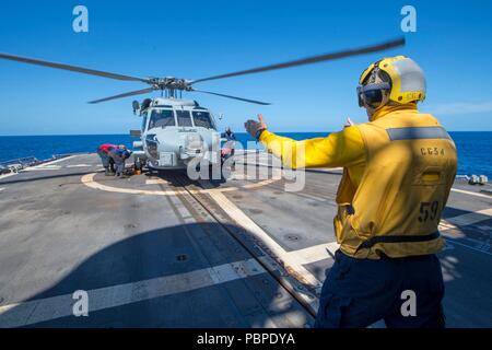 180720-N-ER 318-1054 philippinischen Meer (20. Juli 2018) Der Bootsmann Mate 1. Klasse Kenneth Haley, aus Katy, Texas, Signale zu einem MH-60R Sea Hawk Hubschrauber, der "Warlords" von Hubschrauber Maritime Strike Squadron (HSM) 51, während eines Fluges viertel Evolution auf der Ticonderoga-Klasse geführte-missile Cruiser USS Antietam (CG54). Antietam freut - in den USA 7 Flotte Bereich für Maßnahmen zur Erhöhung der Sicherheit und Stabilität in der indopazifischen Region bereitgestellt. (U.S. Marine Foto von Mass Communication Specialist 2. Klasse William McCann/Freigegeben) Stockfoto