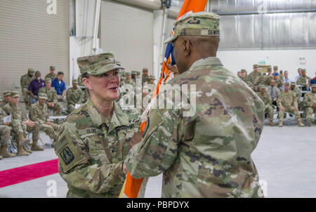 Eingehende 335.- Signal (Theater) (Vorläufige) Commander U.S. Army Brig. Gen. Nikki L. Griffin Olive übergibt die Guidon zu 335.- Signal (T) (P) U.S. Army Command Sergeant Major Theodore H. Dewitt während der 335.- Signal (T) (P) Ändern des Befehls Zeremonie im Camp Arifjan, Kuwait, 19. Juli 2018. Das Beibehalten der richtigen Kommunikation zur richtigen Zeit bietet flexible Optionen für alle militärischen Operationen. (U.S. Armee Foto: Staff Sgt. Andrew Carroll) Stockfoto