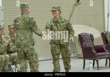 Eingehende 335.- Signal (Theater) (Vorläufige) Commander U.S. Army Brig. Gen. Nikki L. Griffin Olive schüttelt Hände mit ausgehenden 335 SC (T) (P) Commander Brig. General John H. Phillips, nachdem er seine ausgehende Bemerkungen auf der 335 SC (T) (P) Ändern des Befehls Zeremonie im Camp Arifjan, Kuwait, 19. Juli 2018 geliefert. Moderne und einschlägigen Rahmen für Bereitschaft unterstützt die Bemühungen der Alliierten und Koalition Landstreitkräfte im gesamten Bereich der Verantwortung. (U.S. Armee Foto: Staff Sgt. Andrew Carroll) Stockfoto