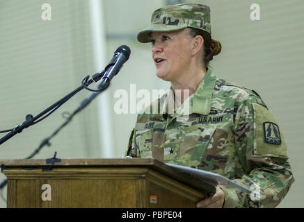 Eingehende 335.- Signal (Theater) (Vorläufige) Commander U.S. Army Brig. Gen. Nikki L. Griffin Olive ihre eingehende Erläuterungen an der 335 SC (T) (P) Ändern des Befehls Zeremonie im Camp Arifjan, Kuwait, 19. Juli 2018. Die 335 SC (T) (P) weiterhin wesentliche Mittel der Kommunikation zur Verfügung zu stellen USARCENT Interessen und die anhaltende Stabilität in der Region zu halten. (U.S. Armee Foto: Staff Sgt. Andrew Carroll) Stockfoto