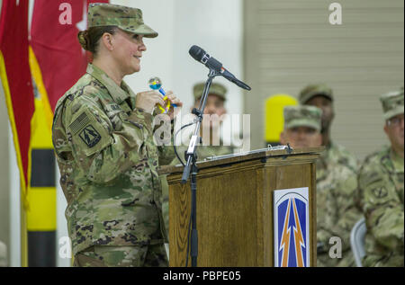 Eingehende 335.- Signal (Theater) (Vorläufige) Commander U.S. Army Brig. Gen. Nikki L. Griffin Olive zeigt Spielzeug, die ihr von Mitgliedern ihrer Familie gegeben vor dem Verlassen des Hauses an der 335 SC (T) (P) Ändern des Befehls Zeremonie im Camp Arifjan, Kuwait, 19. Juli 2018. Das Beste hat die Armee, die besten Leute der Nation zu bieten hat. (U.S. Armee Foto: Staff Sgt. Andrew Carroll) Stockfoto