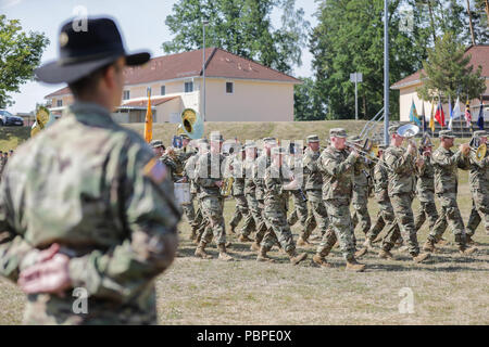 Die 202 Army Band des Kentucky National Guard führt an den 2 d's Cavalry Regiment Ändern des Befehls Zeremonie an der Rose Barracks, Deutschland, 20. Juli 2018. Oberst Patrick J. Ellis, die 79 Oberst des Regiments, Befehl aufgegeben zu oberst Thomas M. Hough, der 80 Oberst des Regiments.. (U.S. Armee Foto von 1 Lt. Ellen C. Brabo, 2d Reiterregiment Stockfoto