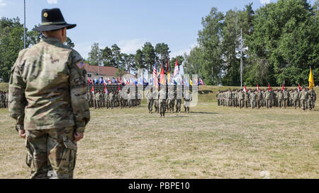 Maj. Jeremy Flug, Executive Officer, 2d-Cavalry Regiment, präsentiert die Formation zu Oberst Patrick J. Ellis, 79 Oberst des Regiments, zum letzten Mal während der Änderung des Befehls Zeremonie an der Rose Barracks, Deutschland, 20. Juli 2018. Ellis Befehl zu oberst Thomas M. Hough, Hough 80 Oberst des Regiments aufgegeben. (U.S. Armee Foto von 1 Lt. Ellen C. Brabo, 2d-Cavalry Regiment) Stockfoto