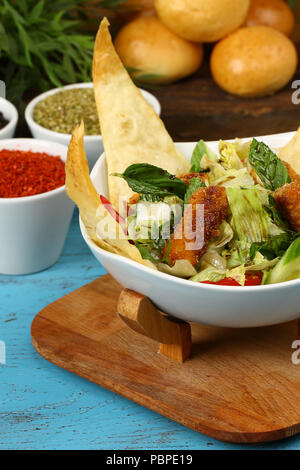 Taco Salat in einer gebackenen Tortilla Stockfoto