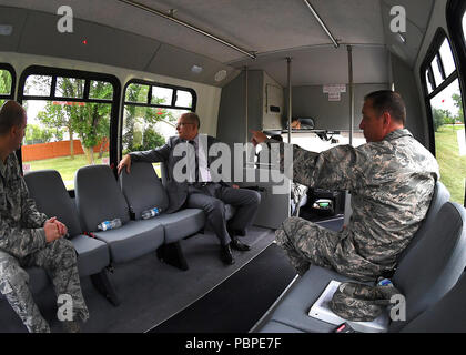 Dominic Pohl, 25 Air Force Executive Director, Center, Fahrten mit Kol. Benjamin Spencer, 319 Air Base Wing Commander, rechts, und Oberst Bart Yates, 319 ABW stellvertretender Kommandeur, durch Gehäuse Base Juli 19, 2018, Grand Forks Air Force Base, North Dakota. Pohl wurde in das Gehäuse, um die Qualität des Lebens für diejenigen, die an der Basisstation zu leben, zu verstehen. (U.S. Air Force Foto von Airman 1st Class Elora J. Martinez) Stockfoto