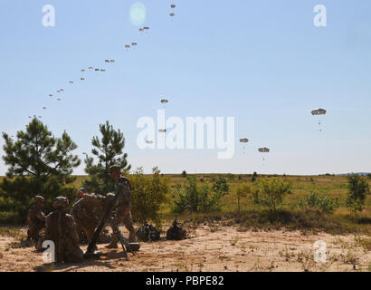 Us-Armee Fallschirmjäger aus der Zentrale und die Konzernzentrale, 2nd Battalion, 504Th Parachute Infantry Regiment, 1st Brigade Combat Team, 82nd Airborne Division, Einrichten eines M252 81 mm Mörser System während des Betriebs Teufel Sturm, bei Holland Drop Zone in Fort Bragg, North Carolina, 19. Juli 2018. Mörser stellen indirekte Brände in Unterstützung von Bodentruppen und direkte Brände während Nahkampf zu verstärken. (U.S. Armee Foto von Sgt. Michelle U. Blesam) Stockfoto